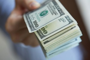 Nuevo programa de ingresos: Quiénes recibirán pagos de 500 dólares al mes durante año y medio en EEUU