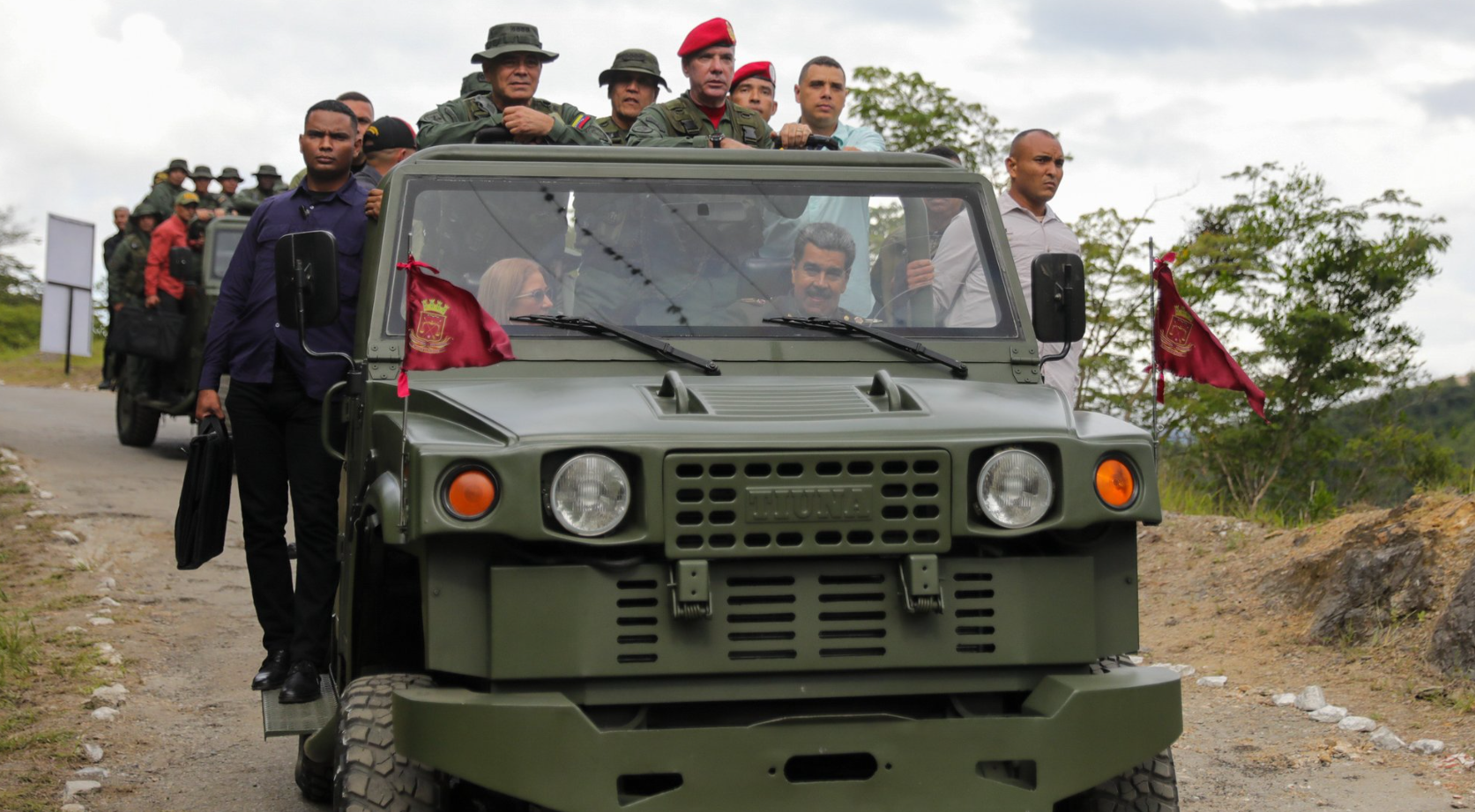 Maduro encaramó a su séquito complaciente en un Tiuna y se puso a “rustiquear” (VIDEO)