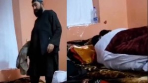 VIDEO captó a un jefe talibán en un momento íntimo con uno de sus guardias 
