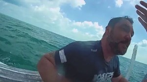 VIDEO: Piloto se estrelló en los Cayos de Florida y lo rescataron dramáticamente