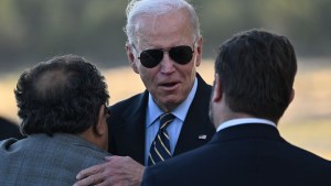 A Biden le llueven las críticas por su negativa a responder sobre la tragedia en Hawái