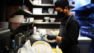 El insólito monto que pagan por lavar platos en EEUU: cinco veces más que cualquier profesional en Latinoamérica