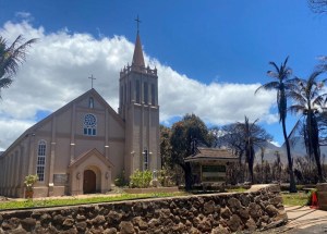 ¿Milagro divino? Histórica iglesia de Lahaina permanece intacta a pesar de los arrasadores incendios en Maui (VIDEO)