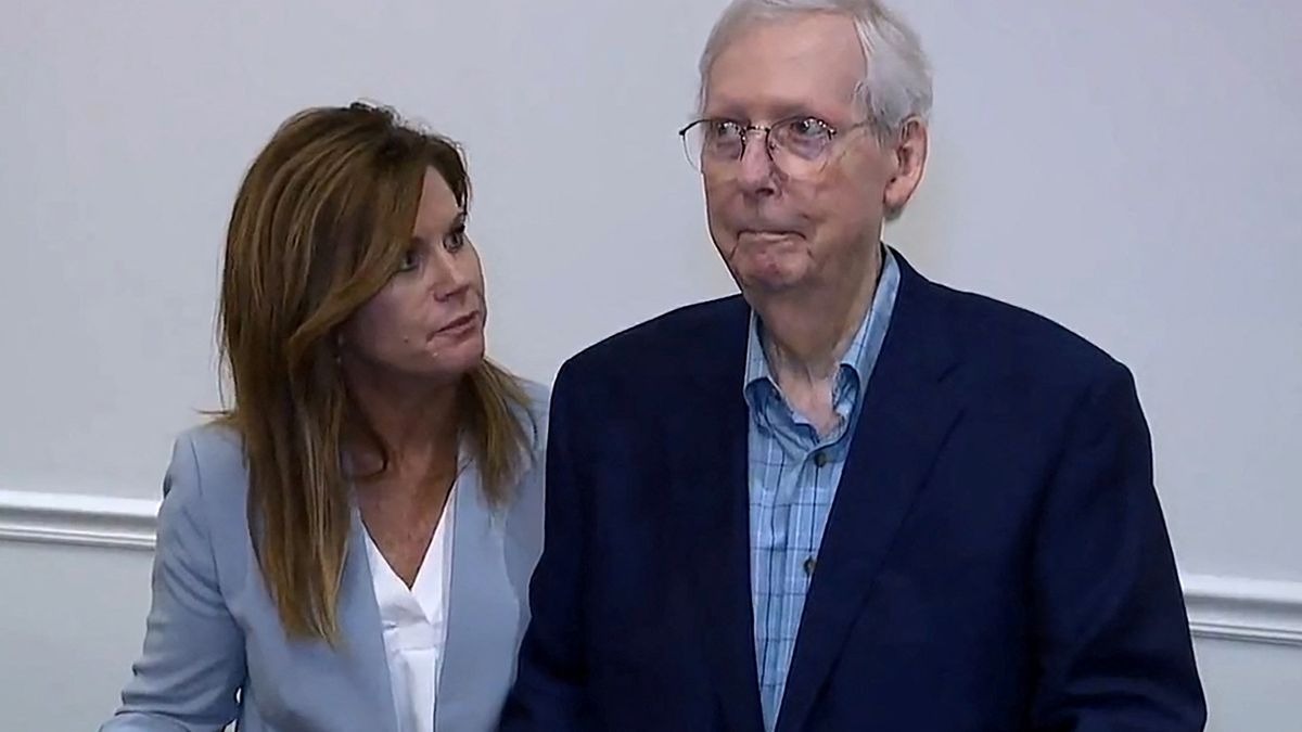 Congelado y mirando al vacío: Mitch McConnell se vuelve a quedar en blanco durante rueda de prensa (VIDEO)