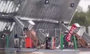 La devastación del huracán Idalia: Techo de una gasolinera es derribado por fuertes vientos (VIDEO)