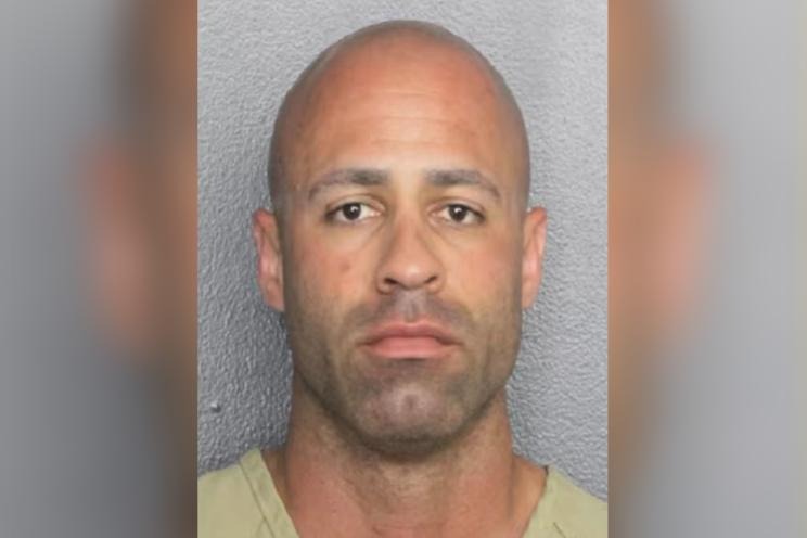 Policía de Miami-Dade terminó tras las rejas luego de arrojarle una hamburguesa de McDonald’s a su esposa