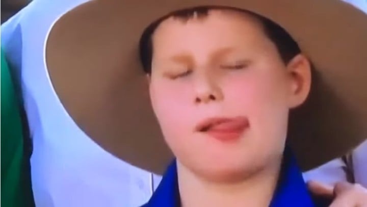 VIDEO: Niño comió dos moscas para no interrumpir una entrevista en TV