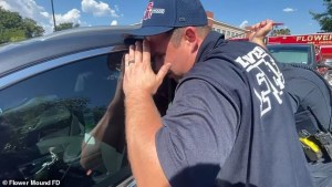 VIDEO: El increíble momento en que policía rescata a bebé atrapado en un carro bajo intenso calor en Texas