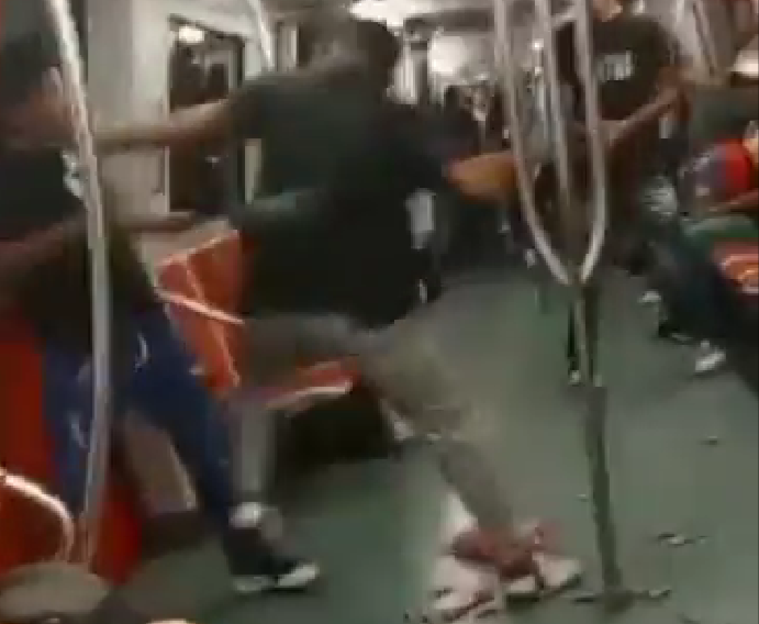 “Lluvia de caramelos”: buhoneros ambulantes usaron vagón del Metro de Caracas como cuadrilátero (Video)