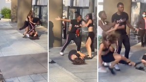 Imágenes sensibles: Hombre golpeó brutalmente a dos mujeres en medio de la calle en Seattle y nadie intervino