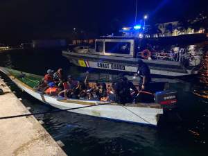 Guardia Costera interceptó embarcación con 28 venezolanos que intentaban llegar a Aruba (Video)
