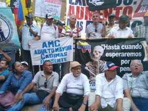 Jubilados protestan en Zulia: Apenas nos alcanza la pensión para comprar huesos y darle gusto a la comida