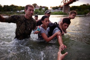 El peligroso viaje de los migrantes a través del río Bravo documentado en nuevas y sorprendentes FOTOS