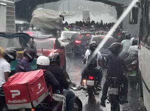 Motorizados paralizaron avenidas de Caracas durante las lluvias de este #28Sep (Videos)