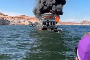 VIDEO impactante: decenas de pasajeros abandonan una casa flotante en llamas en lago de Utah
