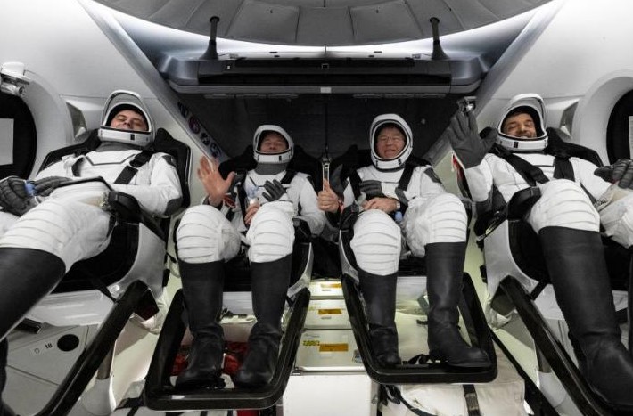 La cápsula Dragon ameriza frente a Florida con los cuatro tripulantes de la misión Crew-6