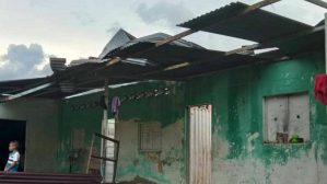 Ráfagas de vientos volaron techos y afectaron líneas de alta tensión en la Panamericana de Mérida