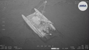 Manada de tiburones atacó a un pequeño catamarán inflable y sus tripulantes quedaron a la deriva en altamar