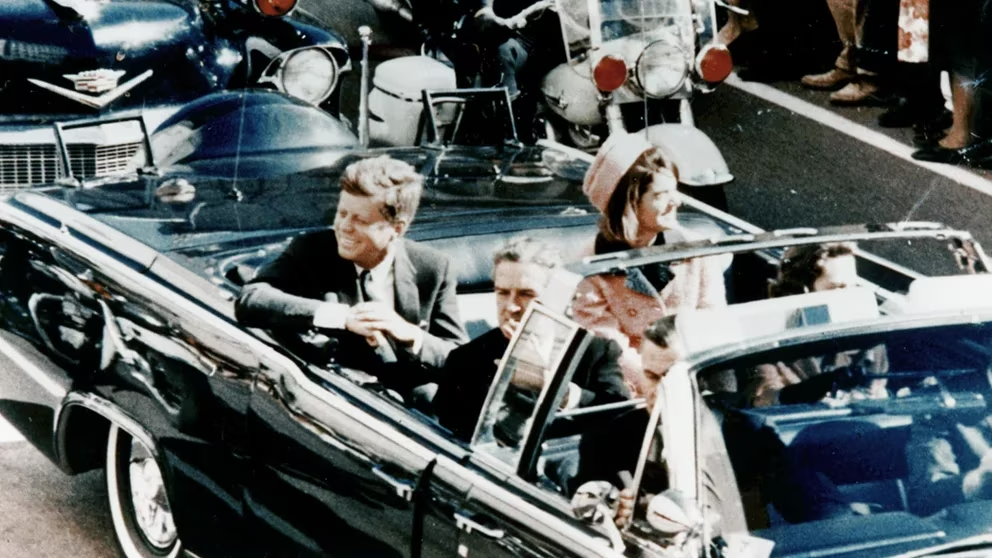 ¿Quién mató a JFK? La bala oculta, el misterio de los dos tiradores y el testigo del magnicidio que rompió el silencio