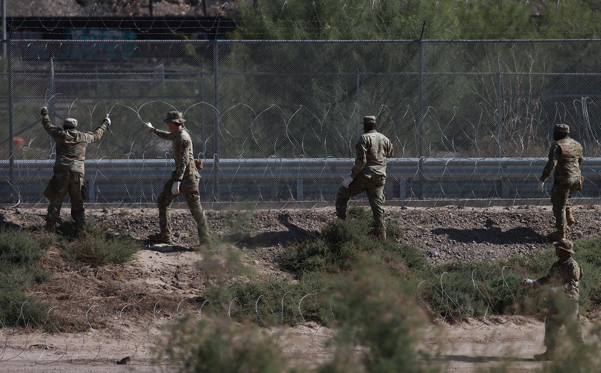 Activistas denunciaron que Texas extendió su polémica cerca en la frontera con México pese a las críticas