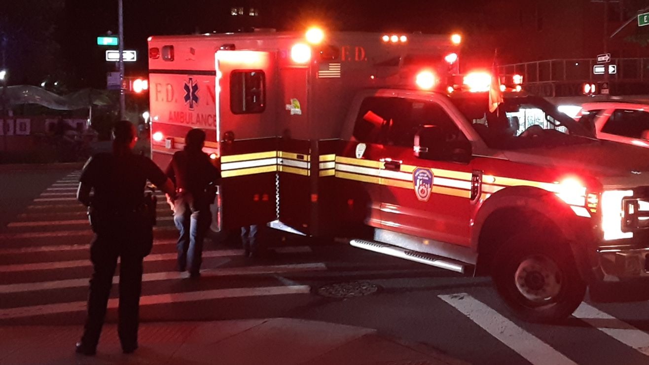 Violento accidente en Nueva York: Conductor perdió un brazo al chocar su auto de lujo en Queens