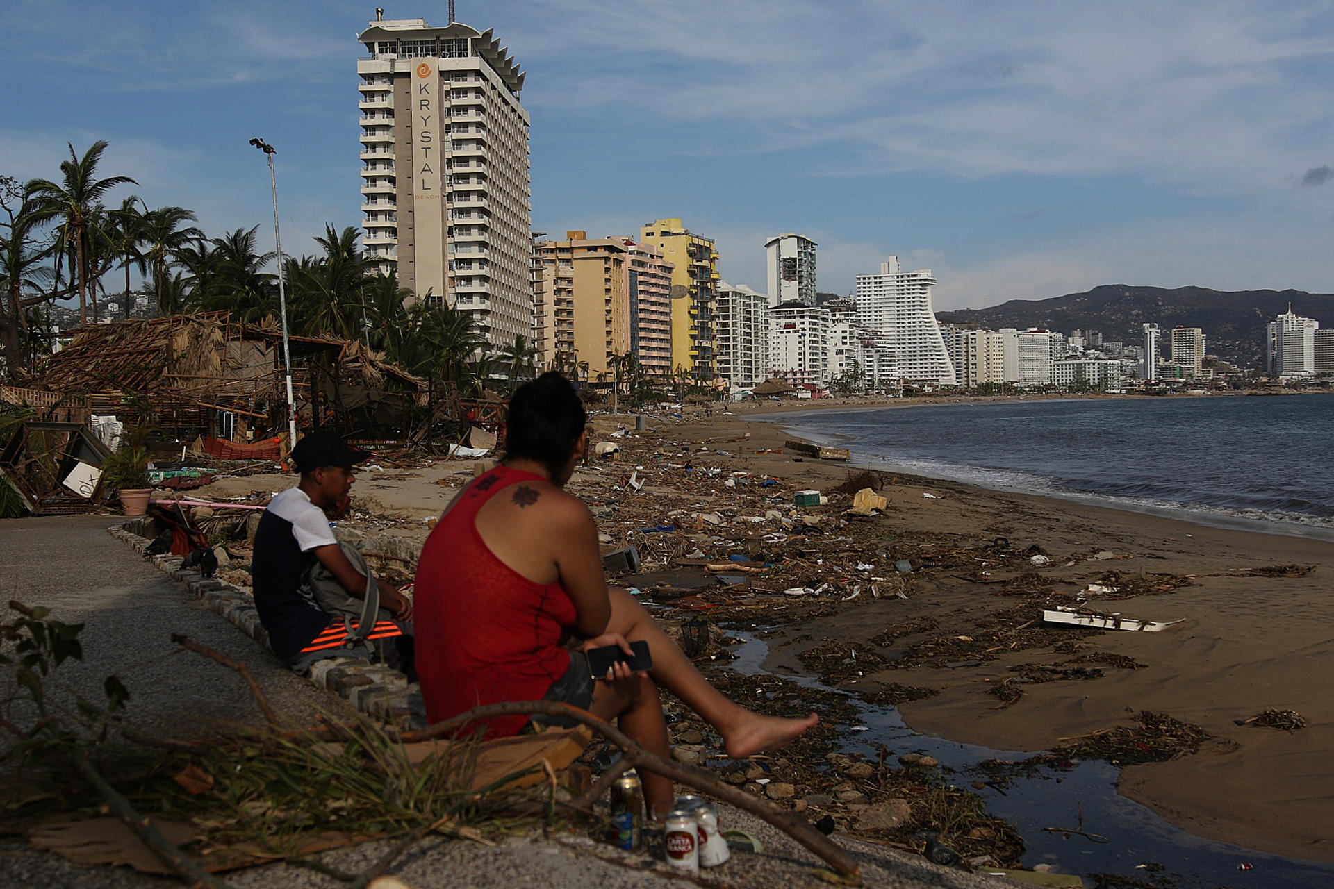 México abrirá puente aéreo para salida de turistas del balneario de Acapulco tras huracán