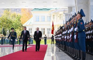 Putin llega a Kirguistán en su primer viaje desde que la CPI ordenó su captura