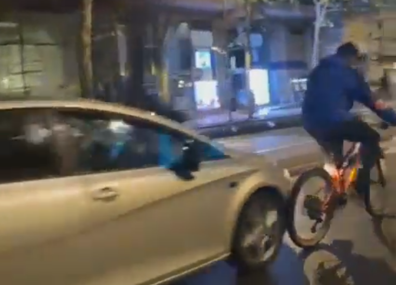 Conductor arrolló con su vehículo a ciclistas en una marcha en bicicleta a favor de Palestina en Madrid