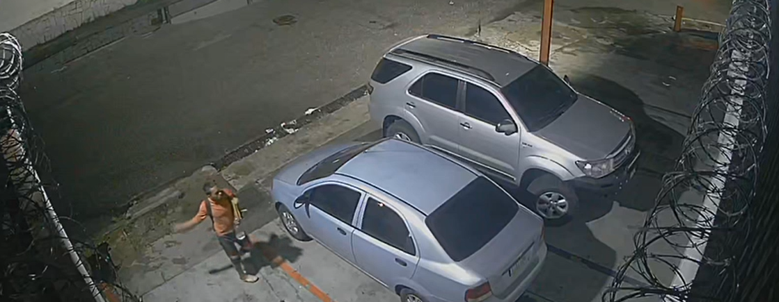Cámaras de seguridad captan el momento en que delincuente intenta robar un carro en La Urbina (VIDEOS)