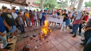 VIDEO: quemaron piñatas de Maduro y sus compinches en vísperas de cumbre migratoria en México