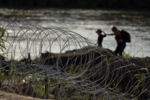 Migrantes atrapados en alambre de púas: una mirada poco común a las tácticas fronterizas de Texas (VIDEOS)