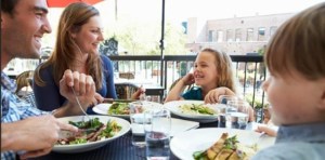 Cuidado con los traviesos: Restaurante en Georgia cobra extra a los padres si sus hijos se portan mal