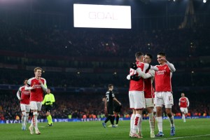 Arsenal se clasificó a los octavos de Champions tras vapulear al Lens 