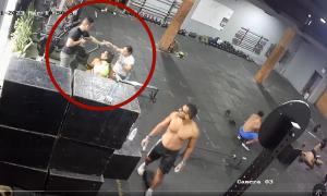 EN VIDEO: Hombre entró a un gimnasio y robó a los clientes en solo seis segundos