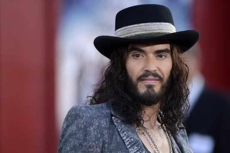 El actor británico Russell Brand fue demandado por agresión sexual durante el rodaje de la película “Arthur”