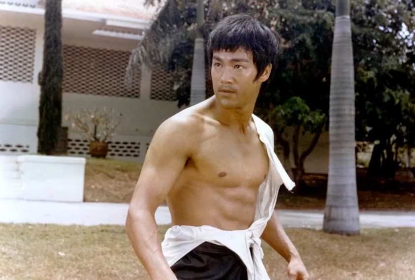 La vida de Bruce Lee, el “dragón” de las artes marciales: sus adicciones, su fama de amante perfecto y muerte a los 32