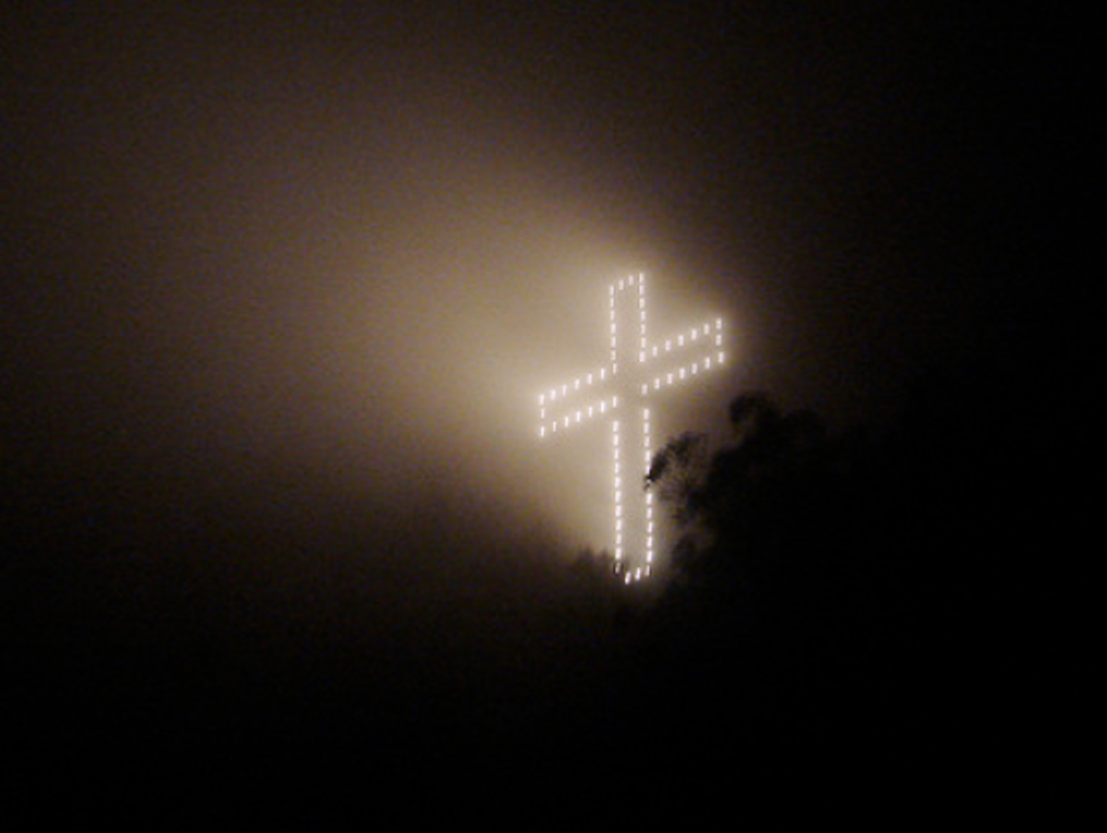 La Cruz del Ávila ya fue encendida para celebrar la Navidad