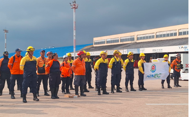 Al menos 40 bomberos venezolanos fueron enviados a Bolivia para combatir los incendios