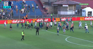 Caos en Brasil: hinchas de Cruzeiro y Coritiba tuvieron batalla campal en pleno partido (Video)