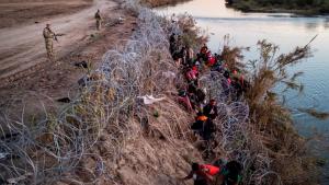 Oleada de migrantes en frontera de EEUU es impulsada por agencias de viaje que los contactan con contrabandistas