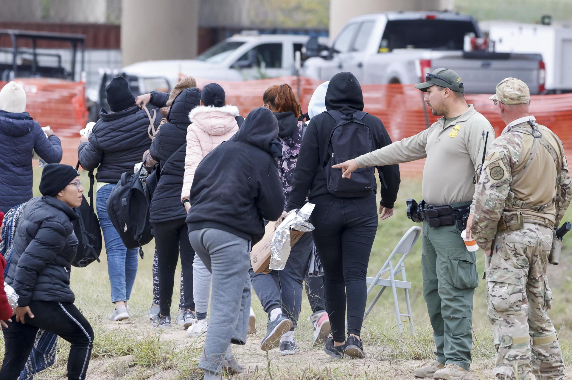 Gobierno de Biden amenaza con presentar demanda contra ley antiinmigrante de Texas