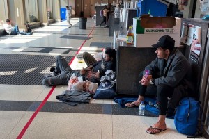 Construcción de refugios para inmigrantes sin hogar en Chicago enfrenta una reacción violenta