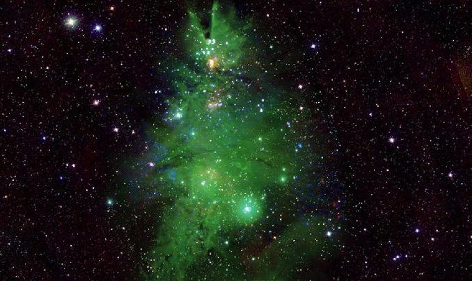 La Nasa capta un grupo de estrellas con la apariencia de un árbol de Navidad