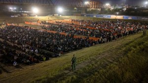 Ante colapso migratorio en Texas, miles de inmigrantes pasan la noche a la intemperie esperando ser procesados