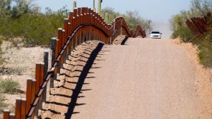 VIDEO: Coyote fue captado cortando con una sierra muro fronterizo en Arizona para poder ingresar a inmigrantes