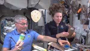 VIDEO: la Nasa reveló cómo hacen los astronautas para preparar alimentos y comer en el espacio