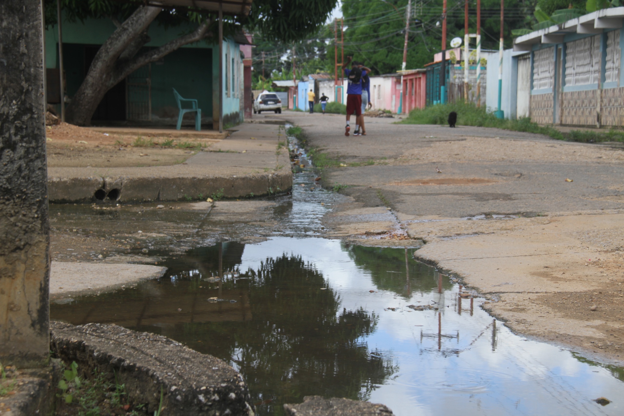 En Brisas Morichal en Maturín exigen a gobernación chavista atender desborde de cloacas en vez de adornar plazas