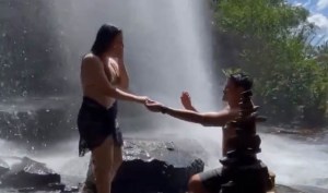 VIRAL: Novia se resbala en una cascada segundos después de reaccionar a una propuesta de matrimonio (VIDEO)