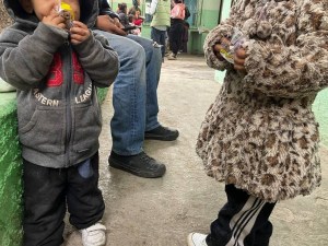 Pese a intentos de secuestro y el inclemente frío, familia venezolana mantiene la esperanza de cruzar a EEUU