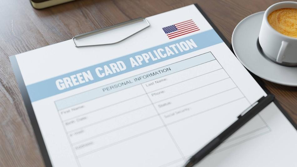 ¿De qué depende el tiempo de espera de una green card por familia?